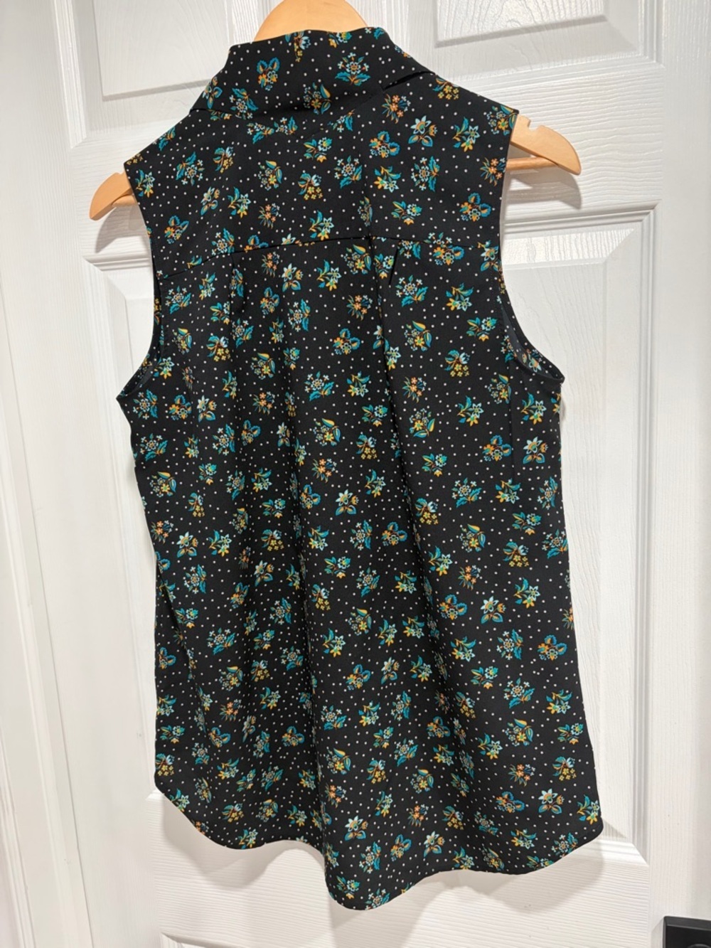 CAbi Black Sleeveless Floral Collared Pull-Over Blouse with Buttons - Picture 6 of 9